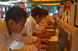 los-ninos-no-pudieron-ocultar-su-alegria-al-recibir-las-netbooks-de-la-mano-de-los-representantes-de-la-fundacion-paraguay-educa-y-el-ministerio-de-e-195104000000-1769772.jpg