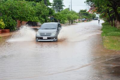 La avenida Boquerón, límite de  los barrios Itacurubí y Villa Armando, quedó inundada ayer tras la copiosa lluvia.