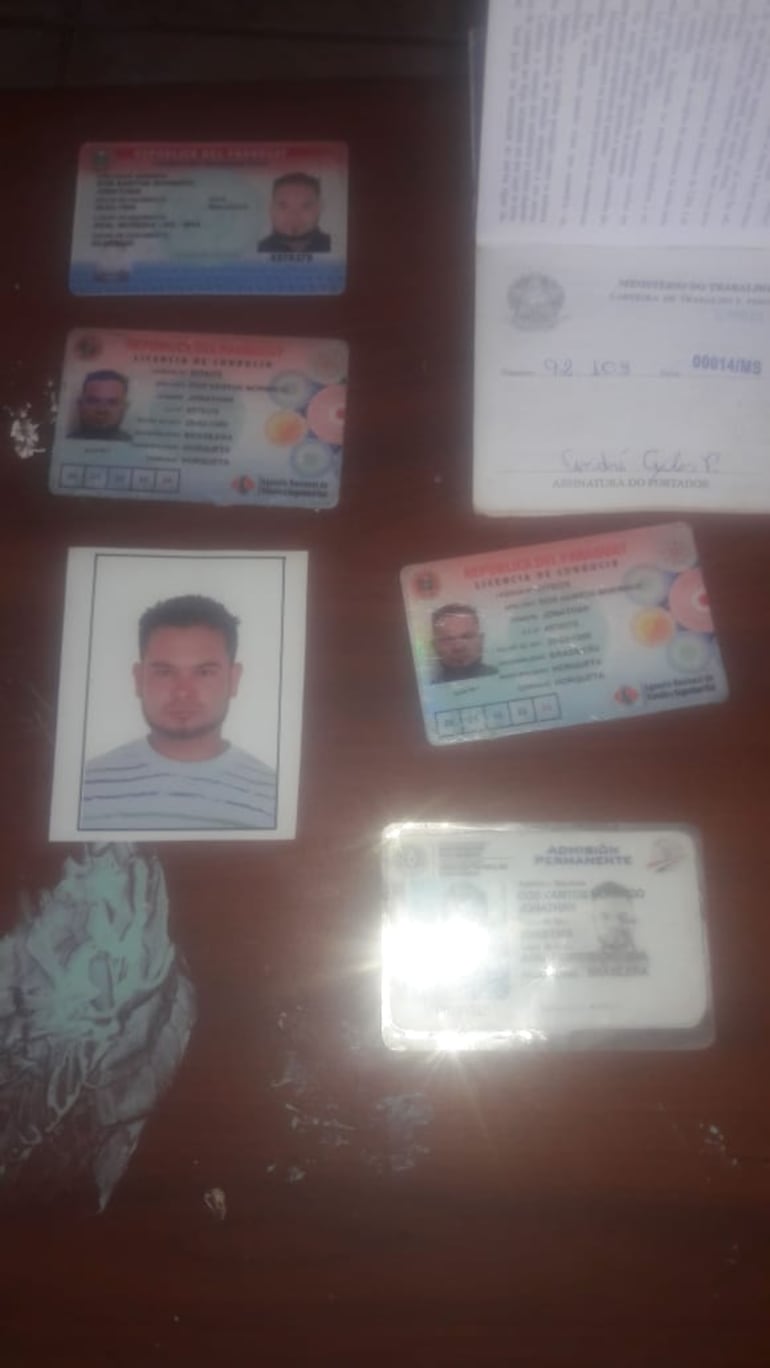 También se encontró documentos de identidad dentro de la casa.
