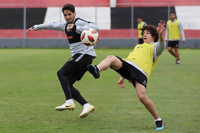 Iván Franco, con chaleco amarillo, disputa el balón con Rodrigo Rivero en la práctica. Franco sería transferido al PSG.