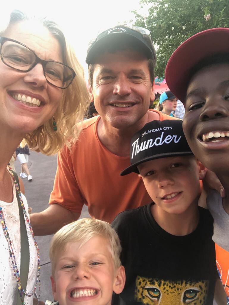 Catherin y su esposo Kevin Downes, y sus hijos, padrinos de Enrique.