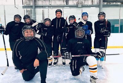 Emilio Estévez al frente del equipo de hockey.