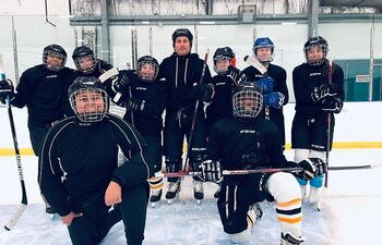 Emilio Estévez al frente del equipo de hockey.