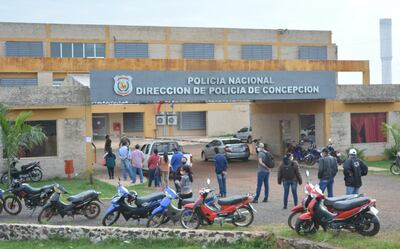 La fila de personas en las afueras de la oficina de Identificaciones de Concepción.