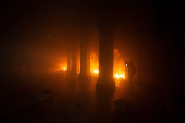 Un manifestante es captado dentro de la inglesia San Francisco de Borja, de la Policía chilena.