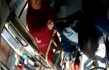 Días atrás, una pasajera de la Línea 96 trató de muy mala manera al conductor, ya que éste se negó a bajarla en un sector donde no estaba permitido parar.