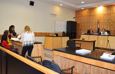 Todas las partes, excepto la representación del Ministerio Público, estuvieron presentes para el inicio de un juicio oral por tenencia ilegal de drogas, que posteriormente fue suspendido.