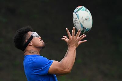 Ardie Savea probando sus nuevas gafas en el entrenamiento.
