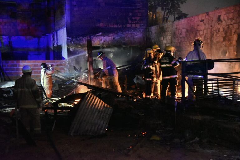 Incendio arrasa con carpintería familiar en Roque Alonso