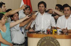 el-ministro-del-interior-carmelo-caballero-c-y-titular-de-la-dinac-carlos-fugarazzo-durante-la-rueda-de-prensa-de-ayer-en-mburuvicha-roga-ocasi-232934000000-513709.jpg