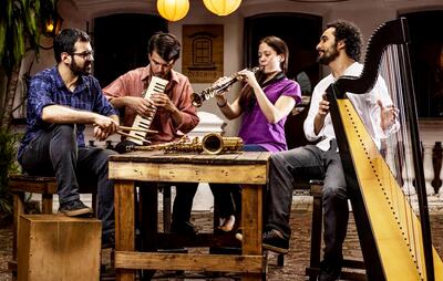 Tras haber realizado recientemente una gira por ciudades de España y Portugal, el arpista Juanjo Corbalán y su conjunto se presentarán hoy frente al stand de la Secretaría Nacional de Cultura.