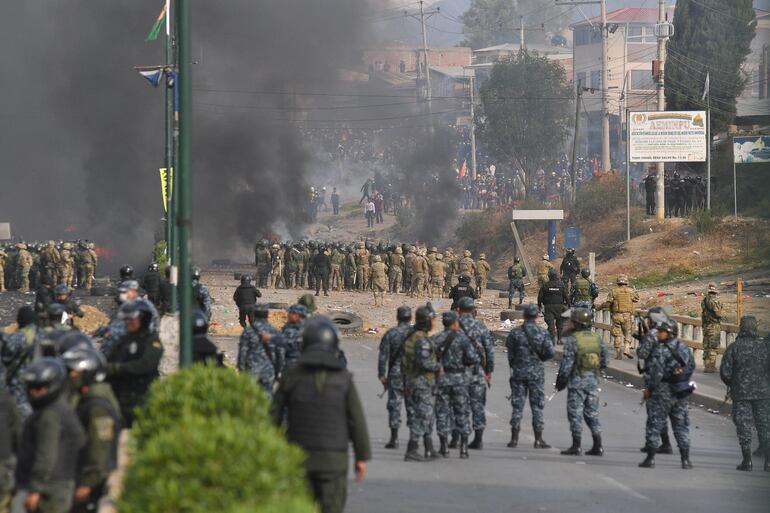 Militares y Policias bolivianos se enfrentan hoy en el sector de la tranca en Huayllani (Bolivia), con los cocaleros del Chapare seguidores del Movimiento Al Socialismo que anunciaron una concentración para en la plaza 14 de Septiembre.
