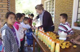 alumnos-del-tercer-grado-elaboran-jugos-de-frutas-naturales-para-su-comercializacion--205134000000-1506653.jpg