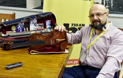 Las fotografías de su familia acompañan a Jorge Saade en el estuche de su violín. El músico ecuatoriano ha recorrido 47 países y tocado en importantes escenarios de todo el mundo.