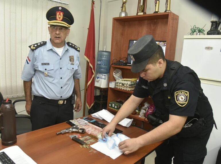 Agentes de la comisaría tercera metropolitana al mostrar las evidencias incautadas de los detenidos.