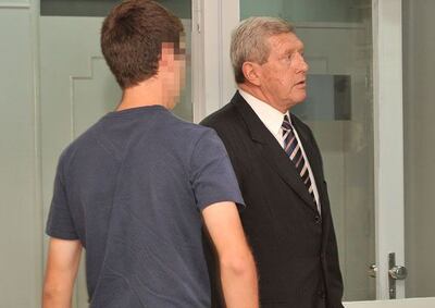 Luis Aníbal Schupp (de traje)  fue escrachado en San Carlos del Apa.