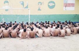 detenidos-que-permanecen-desnudos-para-una-inspeccion-en-una-prision-de-manaos-efe-00355000000-1542185.jpg