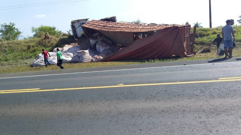 El camión de gran porte volcó. Su conductor no sufrió lesiones.