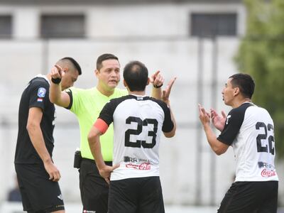 Arnaldo Samaniego, el árbitro principal de encuentro.