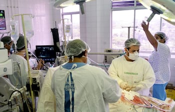 medicos-del-area-de-cardiocirugia-del-hospital-central-del-ips-en-plena-operacion--193228000000-1652797.jpg