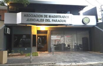 fachada-del-nuevo-centro-financiero-de-la-asociacion-de-magistrados-judiciales-del-paraguay-que-cuenta-con-habitaciones-y-servicios-para-el-alojamie-194246000000-1431896.jpg