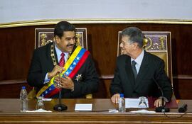el-presidente-de-la-asamblea-henry-ramos-d-junto-al-presidente-de-venezuela-nicolas-maduro-durante-la-rendicion-de-cuentas-del-gobierno-efe-212046000000-1423186.jpg