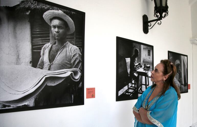 La hija del fallecido fotógrafo colombiano Leo Matiz, Alejandra Matiz, recorre la exposición compuesta por 30 fotografías.