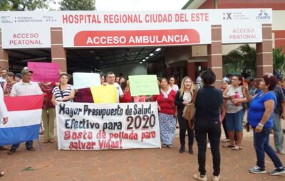 Manifestación de  integrantes del Sindicato de Trabajadores de la Salud (Sitrasap) y familiares de pacientes  frente al Hospital Regional de Ciudad del Este.