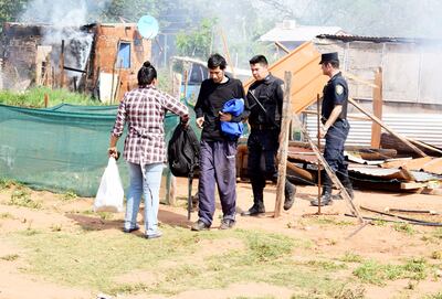 Los ocupantes de las diferentes propiedades decidieron retirarse en forma pacífica, aunque algunos resolvieron incendiar antes las precarias viviendas construidas de madera, carpas y otros materiales.