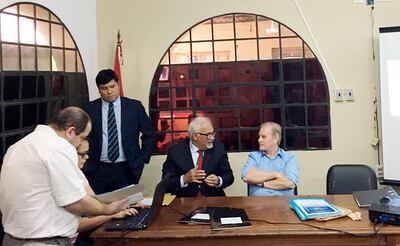 Oferentes verificando las documentaciones presentadas para las obras del B° San Blas.