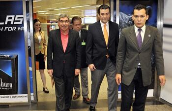 scar-arias-sanchez-izq-en-el-momento-de-su-arribo-al-pais-anoche-a-las-2330-junto-a-diego-paz-bustamante-martin-sannemann-y-un-funcionario-de-10310000000-521542.jpg