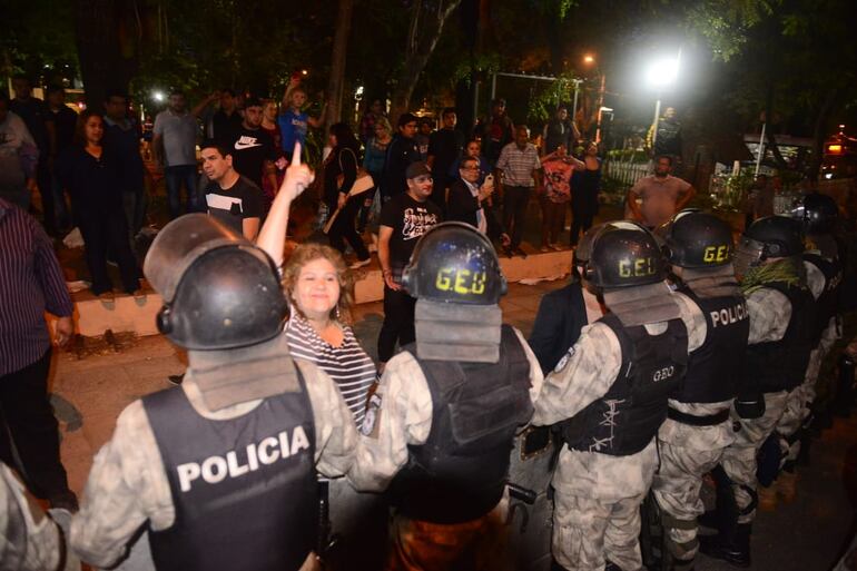 El Grupo Especial de Operaciones (GEO) resguardó la salida de los ediles de la Comisaría y antidisturbios apostados en la Municipalidad de Lambaré.