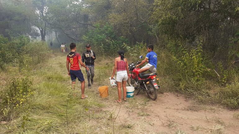 Vecinos del lugar colaboran en el incendio