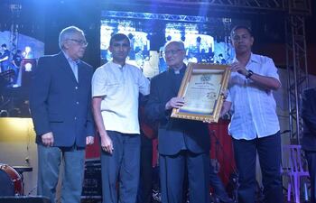 Momento del reconocimiento al Mons. Eulogio Montiel Ramos, capellán de la Policía de Guairá, por parte de la Comisión Organizadora.