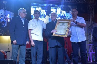 Momento del reconocimiento al Mons. Eulogio Montiel Ramos, capellán de la Policía de Guairá, por parte de la Comisión Organizadora.