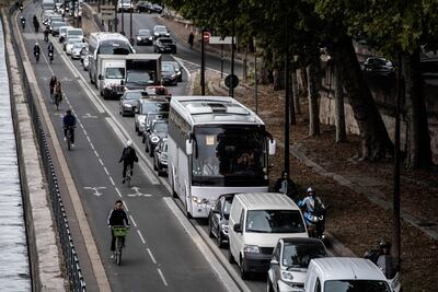 La gente viaja en bicicleta frente a un embotellamiento en las orillas del Sena en París durante una huelga de un día de los empleados de RATP del operador de transportes públicos de París sobre el plan del gobierno francés para revisar el sistema de jubilación del país.