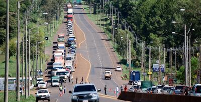 Una larga fila de vehículos se observaba ayer en la barrera instalada sobre la Ruta PY01, en el acceso al barrio Itá Paso, en Encarnación.