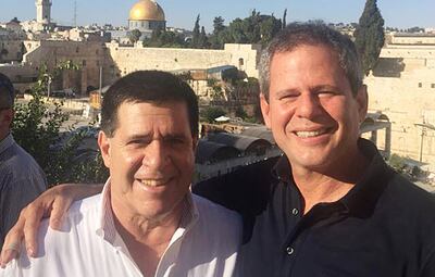 Horacio Cartes aparece abrazado a Darío Messer durante una visita oficial a Israel.