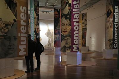 Visitantes recorren la exposición "1819, un año significativo", en la sede del Museo Nacional de Bogotá (Colombia). La muestra compila historias, objetos y documentos de la vida republicana del país con motivo de su bicentenario que se cumplirá el mes próximo.