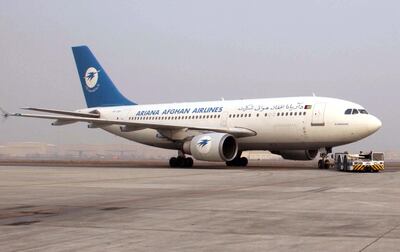 Un avion de Ariana Afghan Airlines en el Aeropuerto Internacional de Kabul, Afganistán.