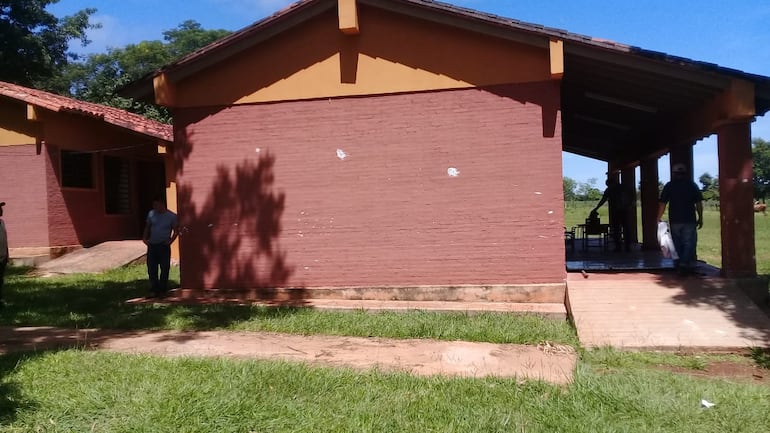 Albañiles y electricistas llegaron hoy a la escuela La Victoria, de Yasy Cañy