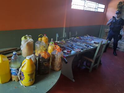 Armas blancas y botellas con chicha fueron incautadas en un cateo en el penal Padre de la Vega en Emboscada.