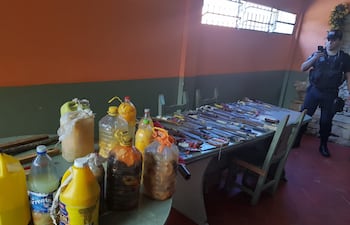 Armas blancas y botellas con chicha fueron incautadas en un cateo en el penal Padre de la Vega en Emboscada.