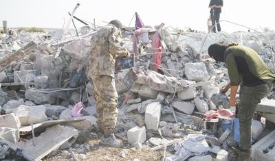 Escombros del último escondite del líder del grupo terrorista Estado Islámico, donde un grupo de comandos estadounidenses lo atacó el sábado, acorralándolo, momento en que este activó el chaleco con explosivos que llevaba puesto, acabando con su vida.