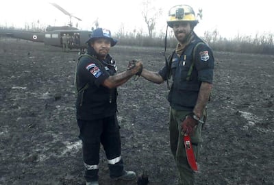 Braulio Rodolfo Báez Rodas (izquierda) luchando contra los incendios en el Chaco Norte.