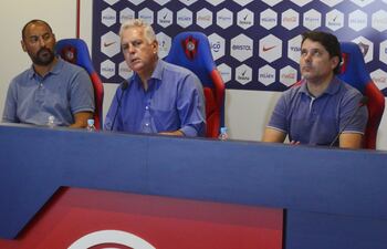 raul-zapag-daniel-enriquez-centro-y-jorge-camperchioli-en-la-rueda-de-prensa-ayer--234649000000-1675392.jpg