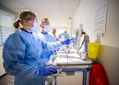 Enfermeros preparan medicamentos para pacientes con COVID-19 en un hospital de La Haya, Holanda.