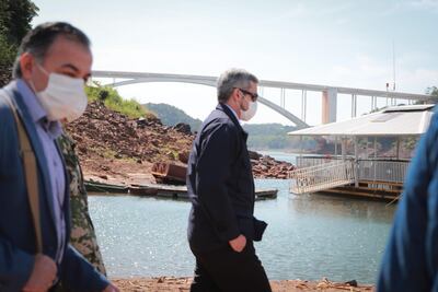 El presidente de la república, Mario Abdo Benítez, recorre la ribera del río Paraná. (Gentileza)
