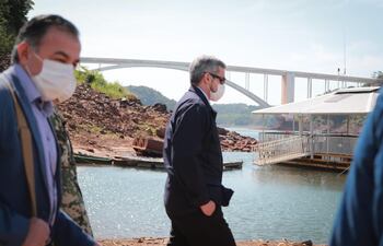 El presidente de la república, Mario Abdo Benítez, recorre la ribera del río Paraná. (Gentileza)