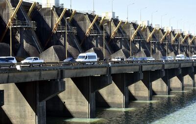 Vertedero principal de la represa hidroeléctrica paraguayo-argentina de Yacyretá, un poco más abajo la ruta recientemente habilitada como paso fronterizo por Mario Abdo y Mauricio Macri.